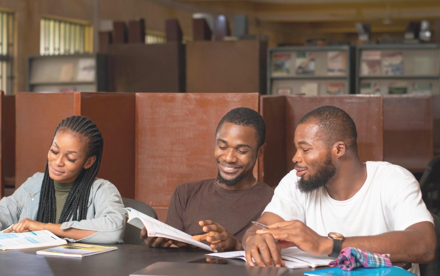 Teamarbeit bei der Finanzanalyse im sonarivexal Büro