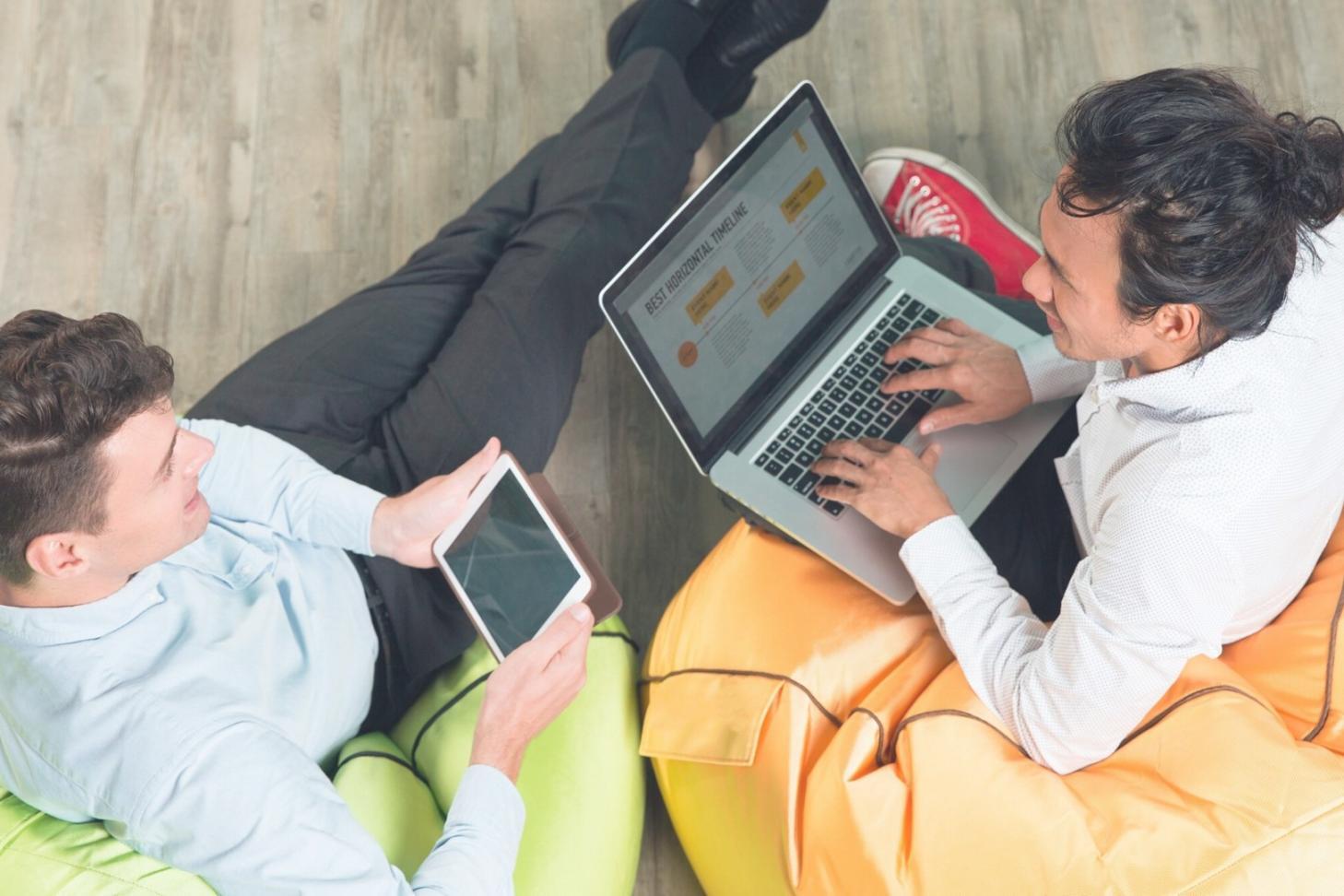 Professionelle Finanzanalyse-Arbeitsumgebung mit Dokumenten und Laptop